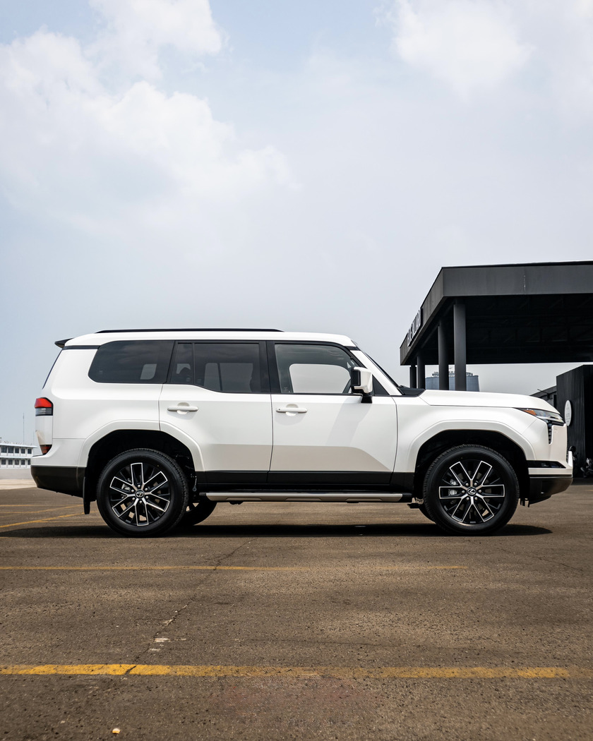 Lexus GX 550 Luxury (2025) - Premium Off-Road SUV - Image 2