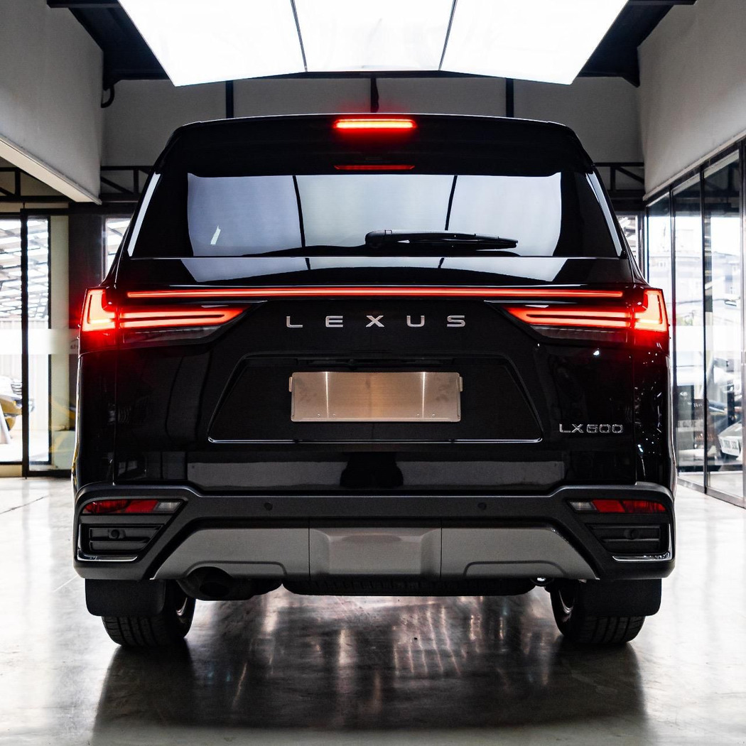 Lexus LX 600 (2024) - Flagship Luxury SUV - Image 3
