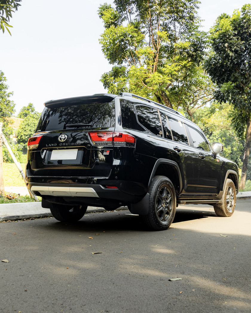 Toyota Land Cruiser 300 GR Sport (2025) - Performance SUV - Image 2