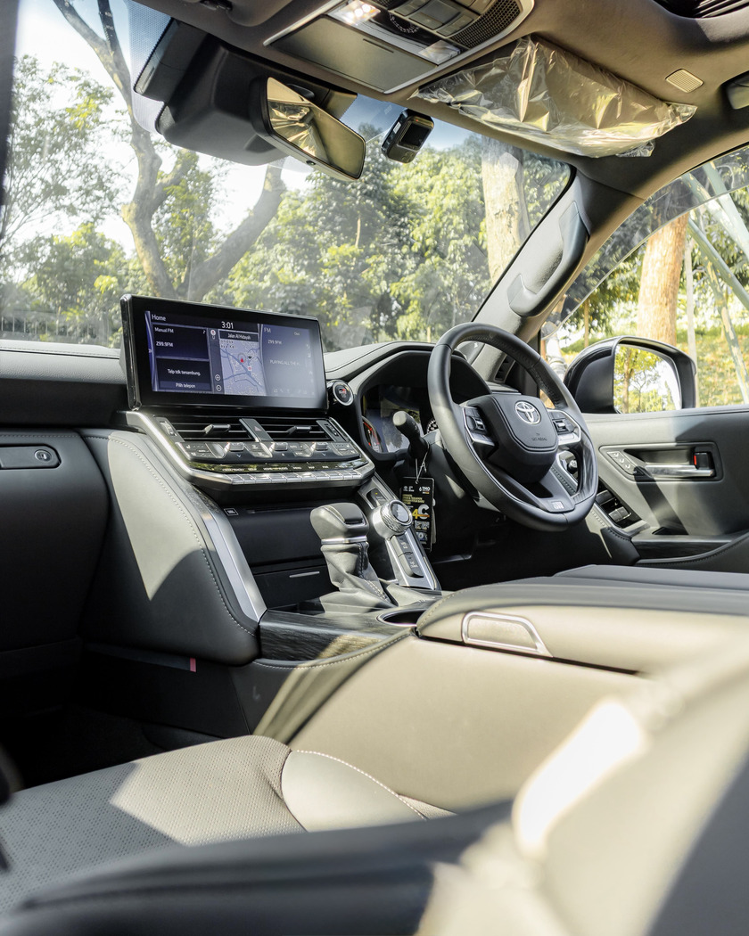 Toyota Land Cruiser 300 GR Sport (2025) - Performance SUV - Image 3